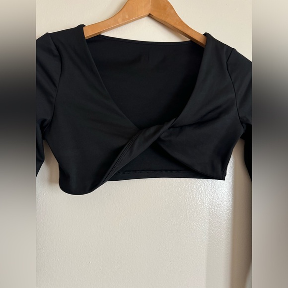 SHEIN Black Twist Front Long Sleeve Crop Top - Picture 2 of 4